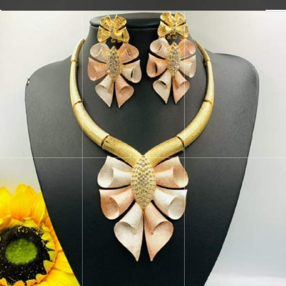 SOLD💢💢WOMEN'S 4PIECE,THREE TONE JEWELRY SETS